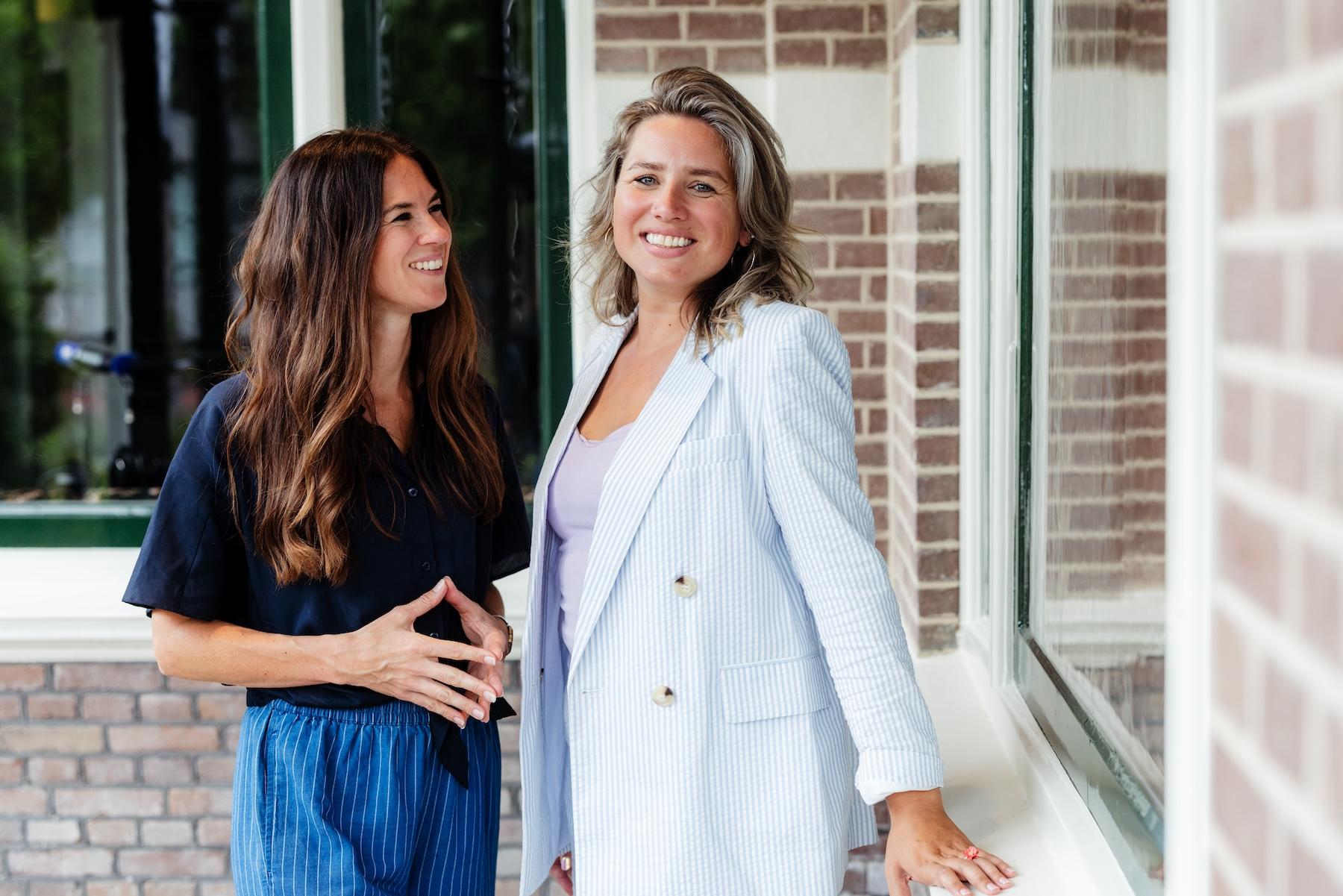 Sarah en Neelke van Flonkeren samen, lachend