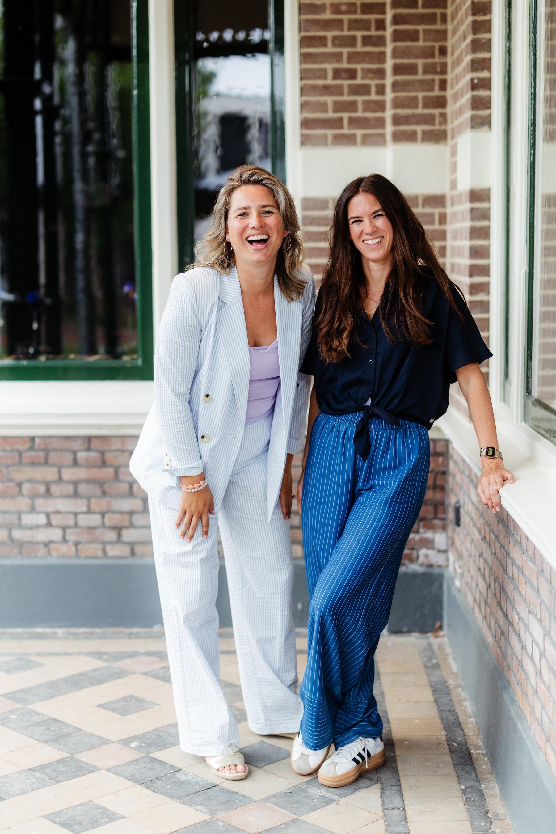 Sarah en Neelke van Flonkeren samen, lachend buiten
